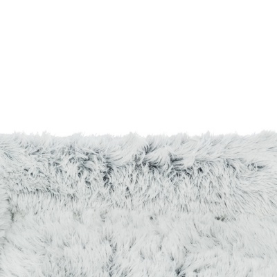 Tecido felpudo cinza claro com textura macia sobre fundo branco