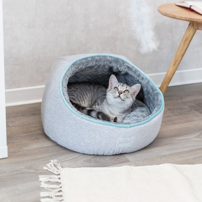 Cama para gato cinzenta com interior acolchoado e gato dentro
