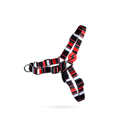 Peitoral para cão riscado vermelho, preto e branco com fecho e argolas metálicas.