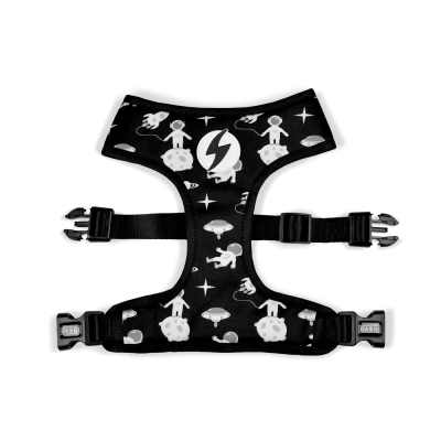 Peitoral para cão preto com estampado branco de astronautas e planetas.