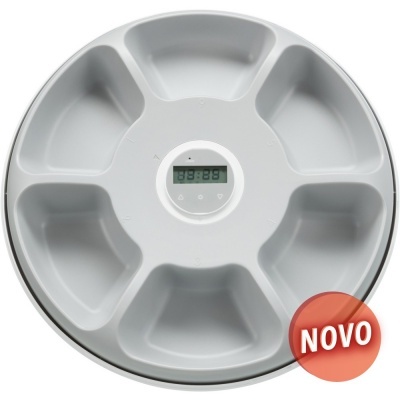 Prato branco dividido em sete compartimentos com temporizador digital no centro e etiqueta 'NOVO'