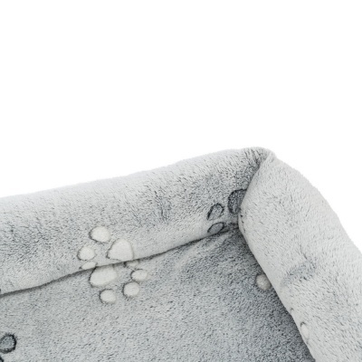 Cama para animais cinzenta com padrão de pegadas e bordas acolchoadas