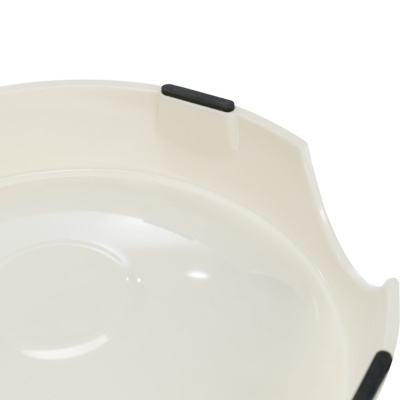 Prato redondo creme com apoios pretos em fundo branco