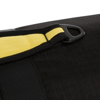 Alça preta com faixa amarela e argola plástica em tecido preto
