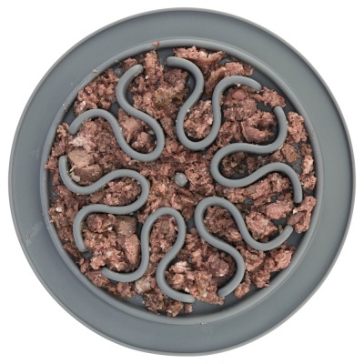 Prato redondo cinza com comida húmida e padrão ondulado