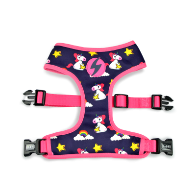 Peitoral para cão azul com padrão de unicórnios e estrelas, contorno rosa e fechos pretos