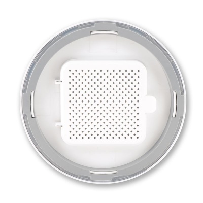 Filtro redondo branco com grelha quadrada perfurada ao centro em fundo branco