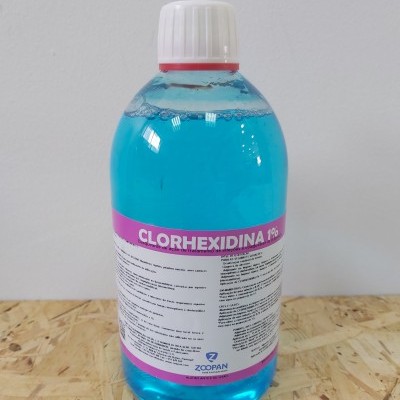Garrafa de clorhexidina 1% com líquido azul e rótulo branco com faixa rosa