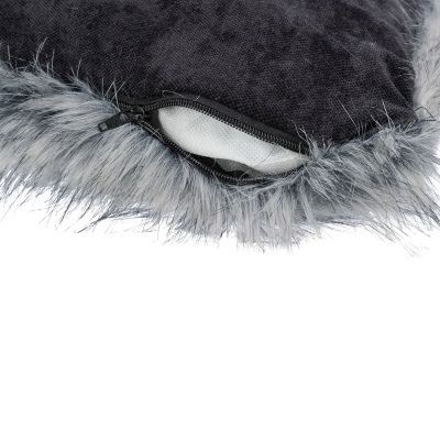 Almofada preta aveludada com bordas de pelo cinzento e fecho de correr aberto