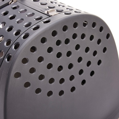 Caixa de transporte para animais cinza escura com furos de ventilação e fecho metálico