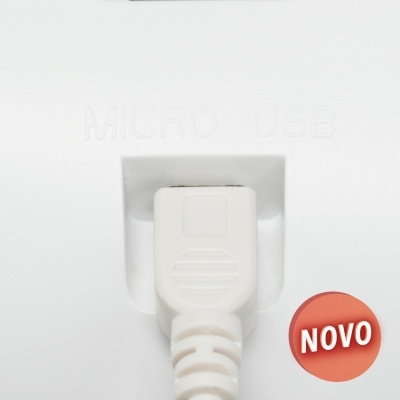 Ficha de Micro USB branca ligada a uma porta com selo NOVO