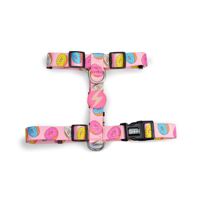 Peitoral para cão rosa com estampado de donuts coloridos