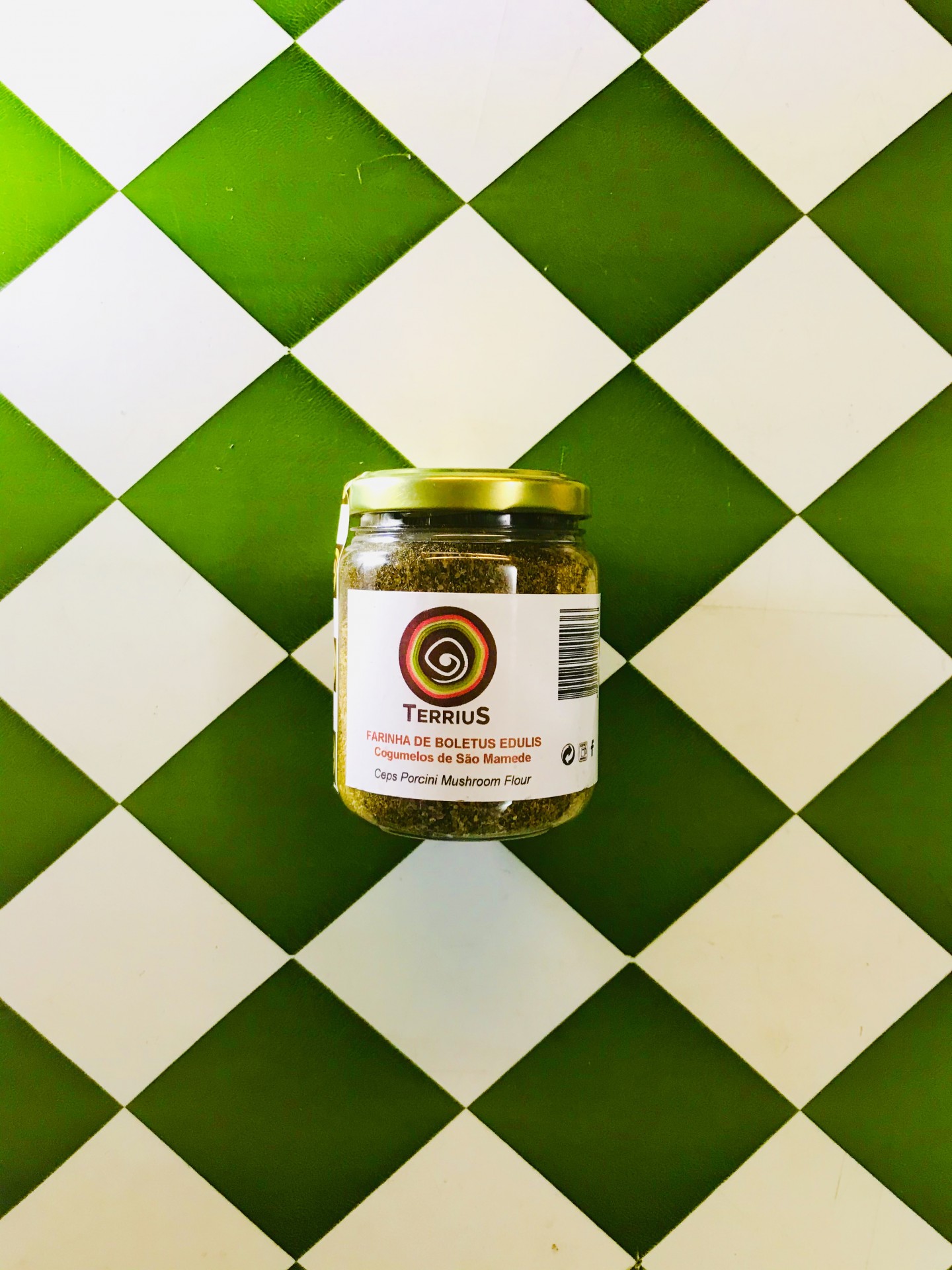 Farinha cogumelos boletus 70gr Frasco de farinha de cogumelos sobre azulejos verdes e brancos