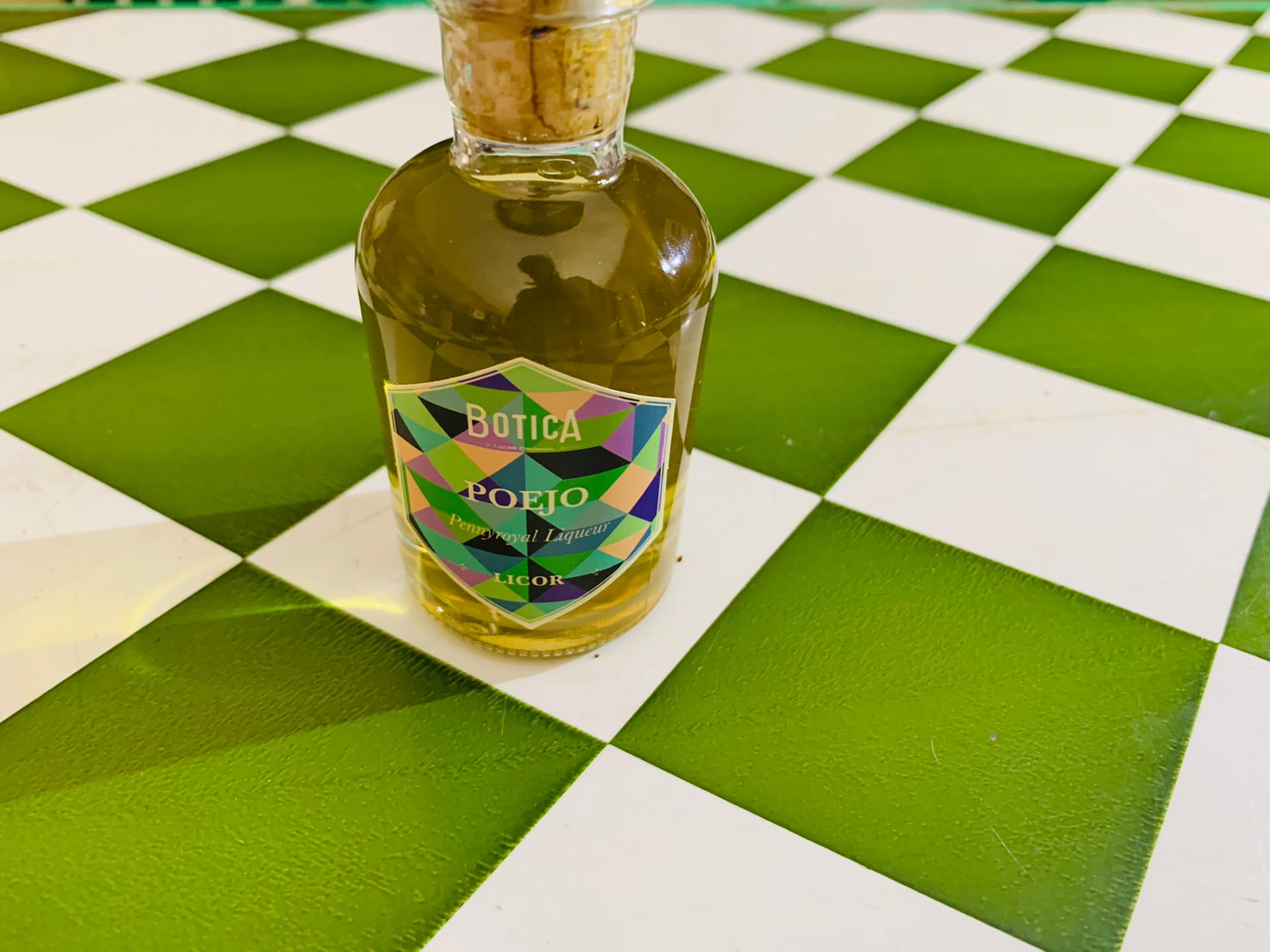 Licor de Poejo 5 cl Frasco de vidro com líquido amarelo e etiqueta colorida