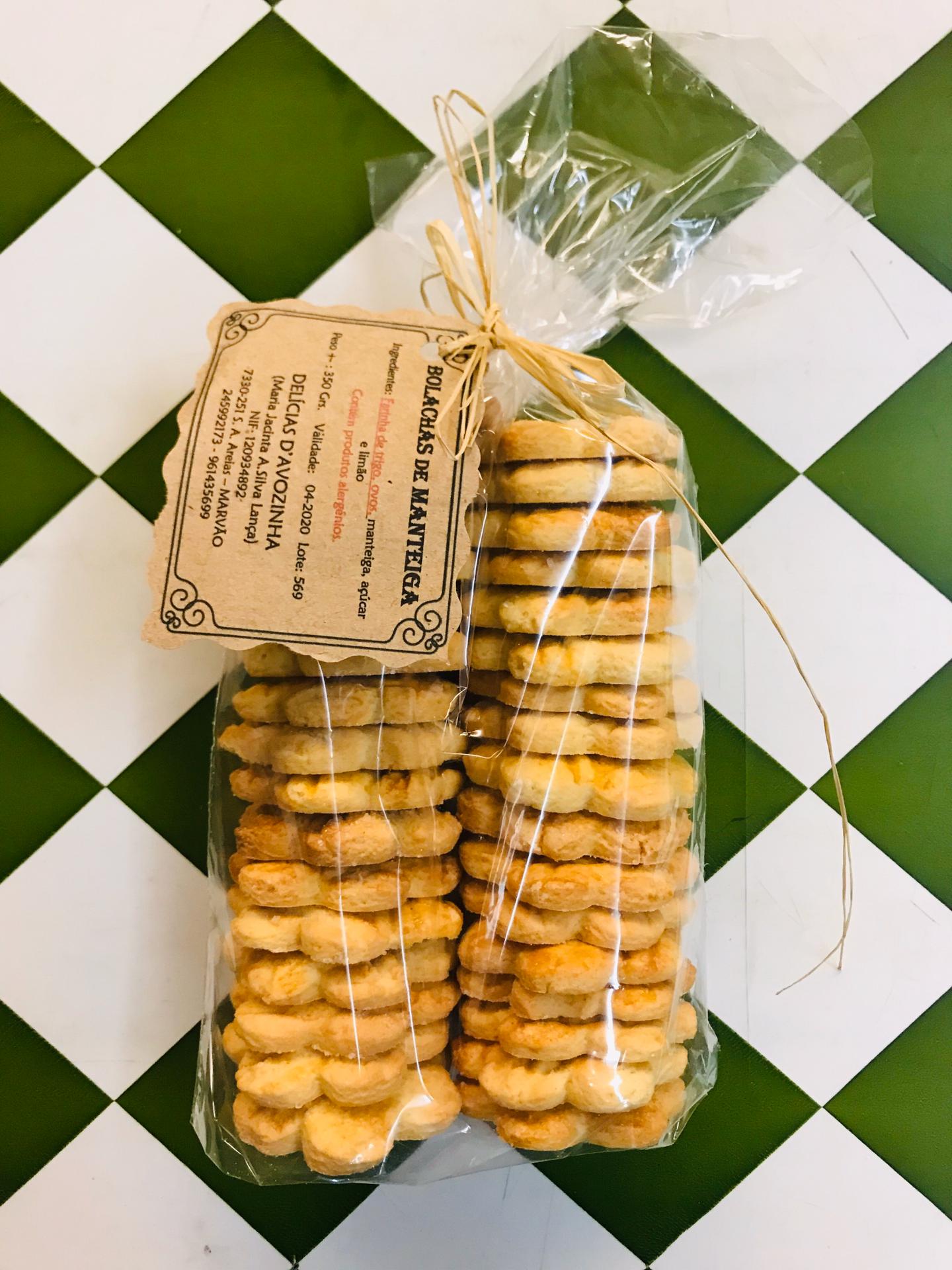 Bolachas Manteiga Pacotes de bolachas de manteiga empilhadas embaladas em plástico transparente com etiqueta em papel pardo