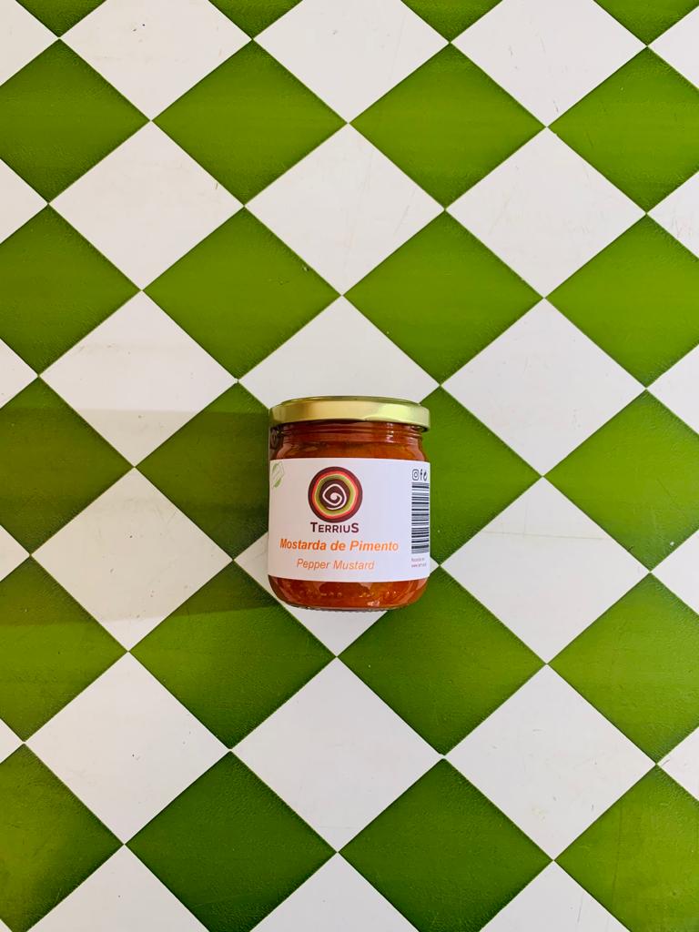 Mostarda de Pimentos Frasco de Mostarda de Pimento Terrius sobre superfície quadriculada verde e branca