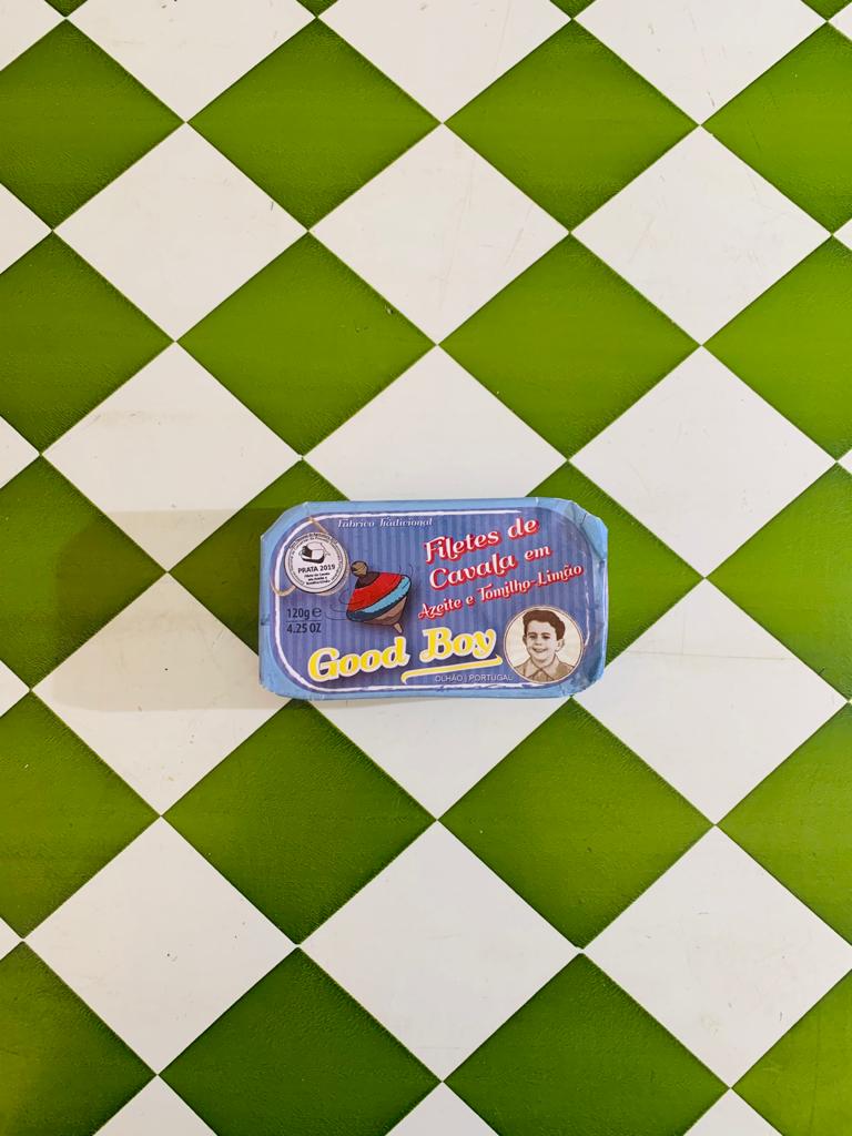 Filetes de Cavala em Azeite e Tomilho- Limão - Good Boy lata azul de filetes de cavala Good Boy sobre azulejos brancos e verdes quadriculados