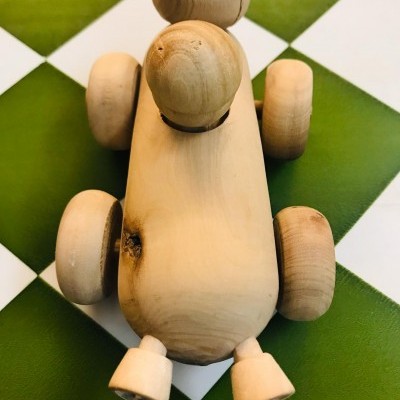 Brinquedo de madeira em forma de carro com rodas