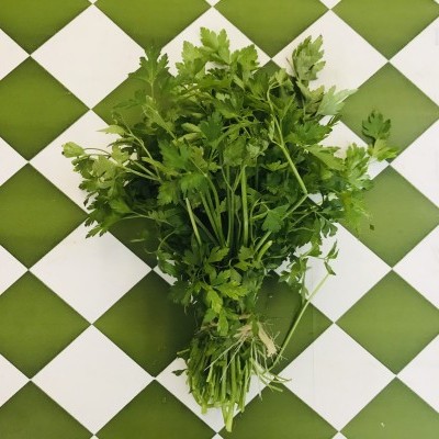 Molho de salsa fresca sobre azulejos verdes e brancos