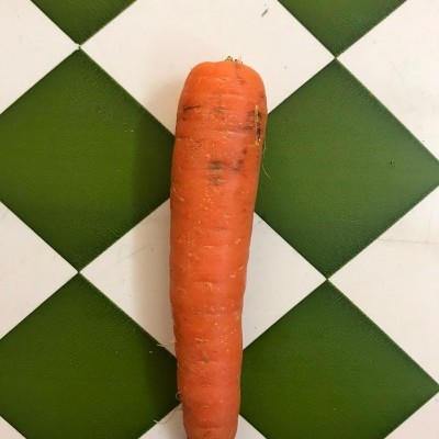 cenoura laranja sobre azulejos verdes e brancos