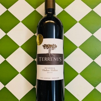 Garrafa de vinho Terrenus Reserva Vinhas Velhas 2015 sobre chão quadriculado verde e branco