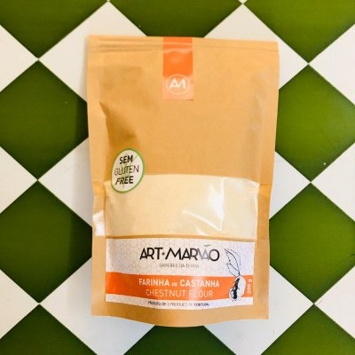Pacote de farinha de castanha ART-MARVÃO com selo sem glúten, em fundo de azulejos verde e branco.