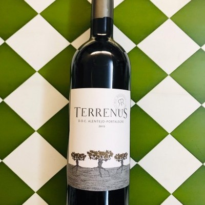 Garrafa de vinho Terrenus com rótulo branco e desenho de vinhas em fundo quadriculado verde e branco