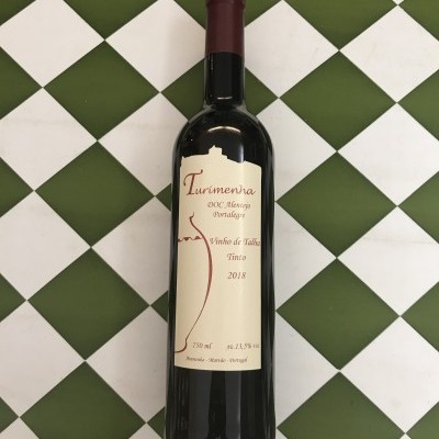 Garrafa de vinho tinto Turimenha sobre fundo quadriculado verde e branco