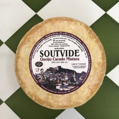 Queijo curado mistura da marca SOUTVIDE com etiqueta circular e imagem de vila
