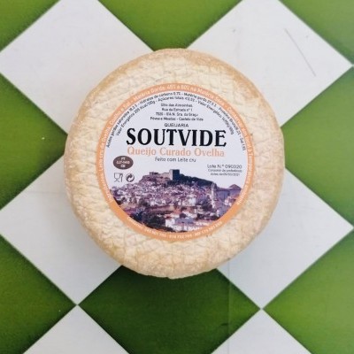 Queijo curado SOUTVIDE de ovelha com rótulo e imagem de vila