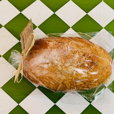 Pão redondo embalado sobre azulejos verdes e brancos