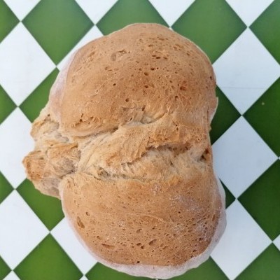 Pão artesanal sobre fundo quadriculado verde e branco