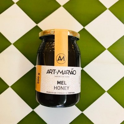 Frasco de mel ART·MARVÃO com etiqueta em fundo branco e bege sobre padrão geométrico verde e branco.