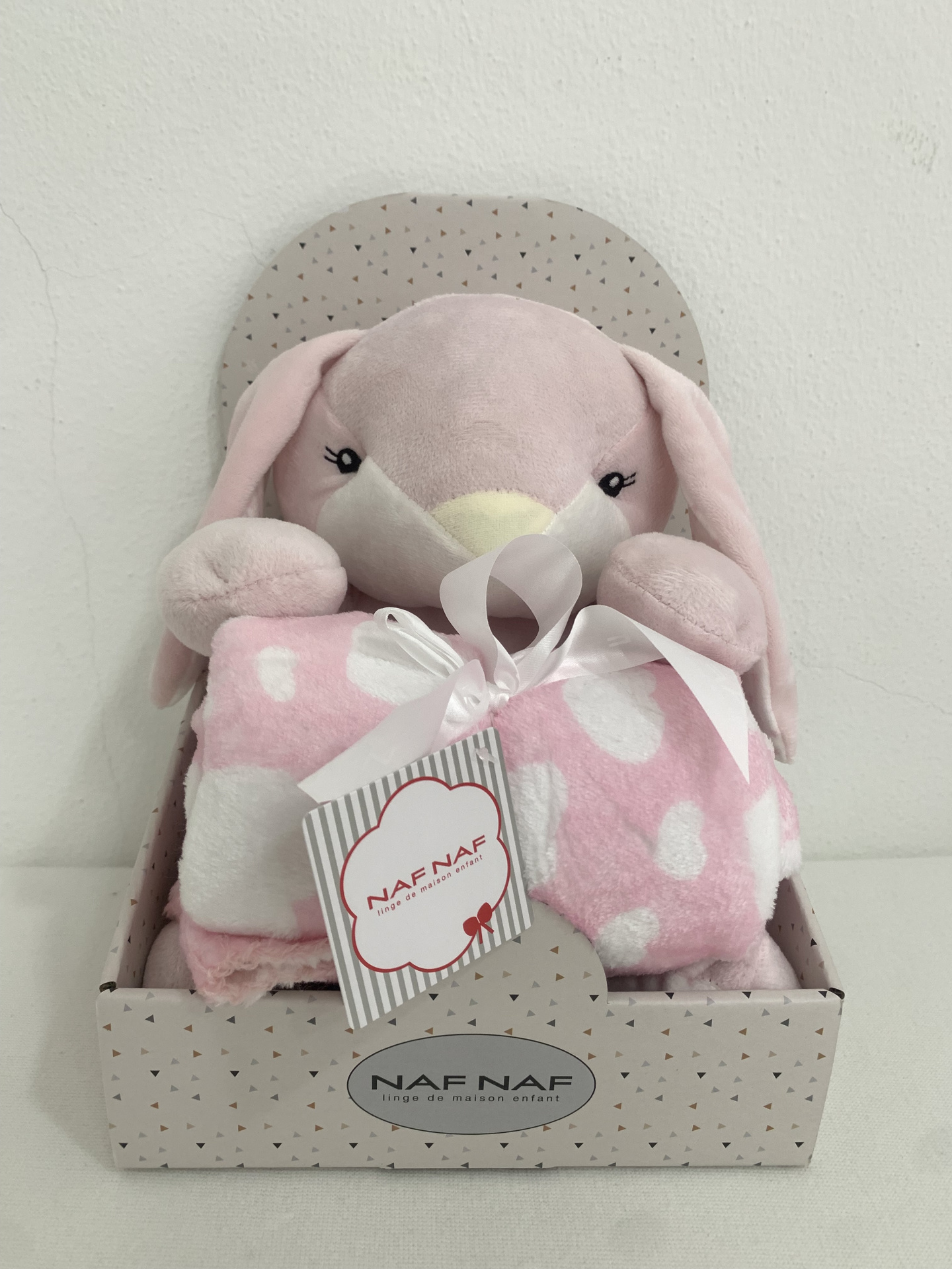 Coelhinho de peluche com mantinha rosa Coelhinho de peluche com mantinha rosa