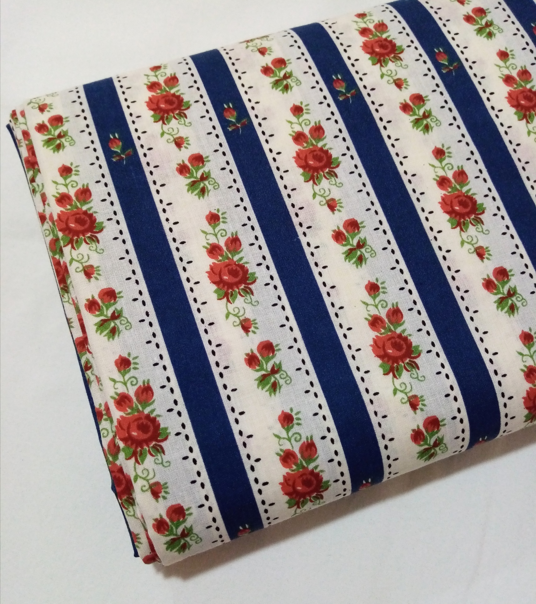 Chita com rosas e riscas azuis Chita com rosas e riscas azuis