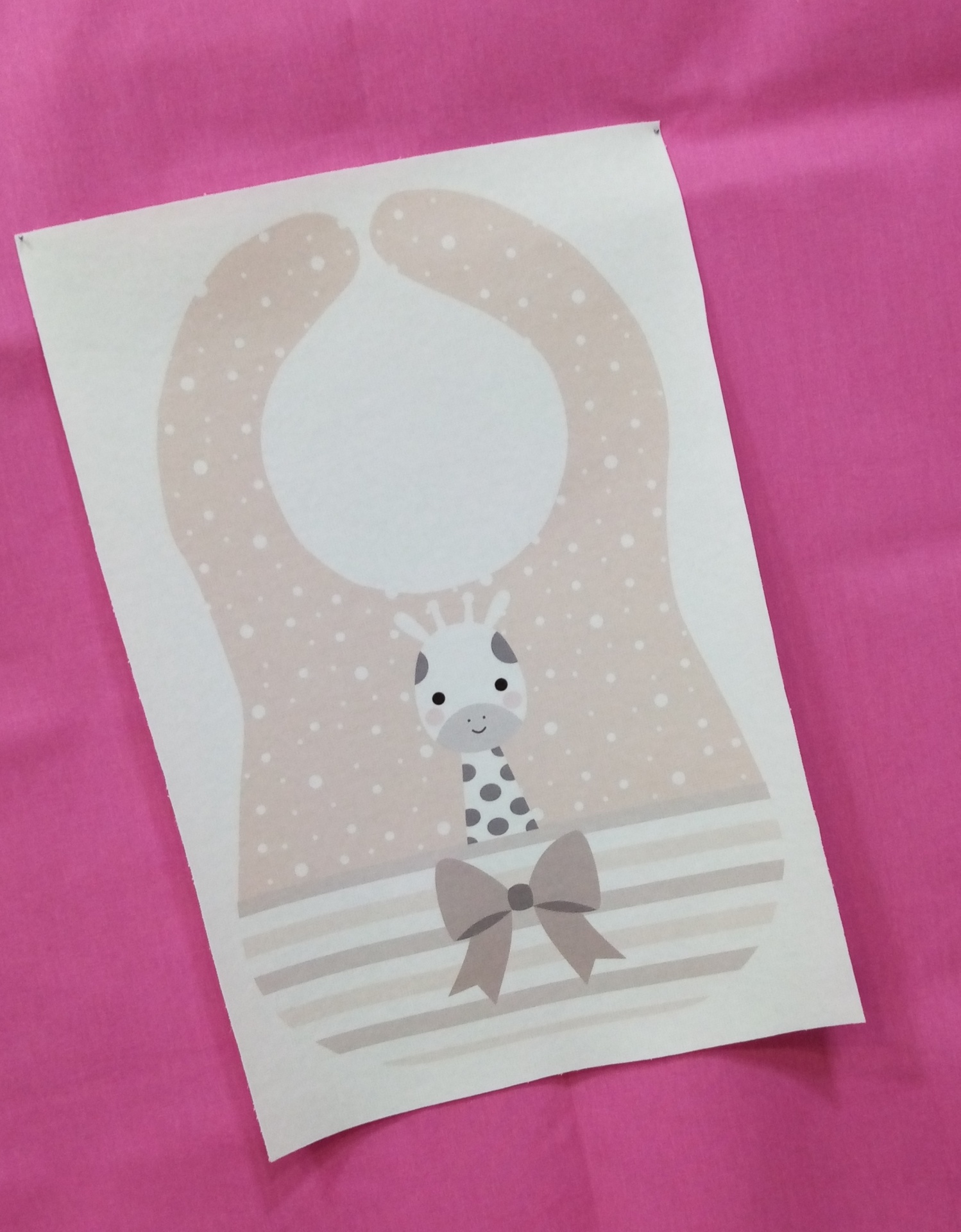 Babete com Girafa e laço bege Babete com Girafa e laço bege