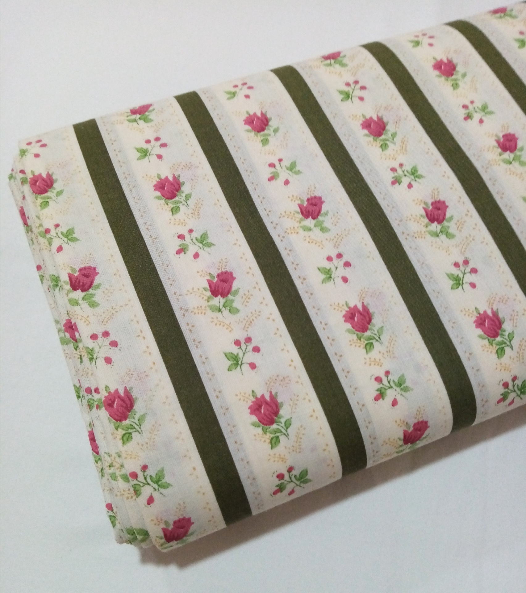 Chita com fundo pérola com riscas verde seco Chita com fundo pérola com riscas verde seco