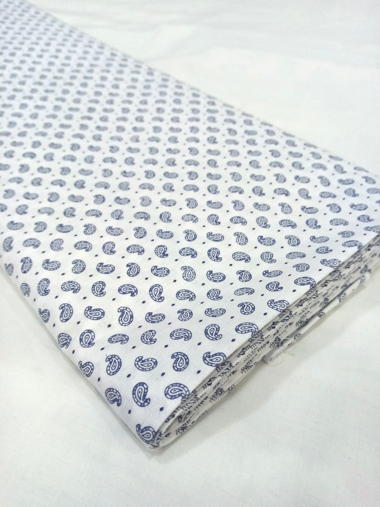 Cornucópias Azuis em Fundo Branco Cornucópias Azuis em Fundo Branco