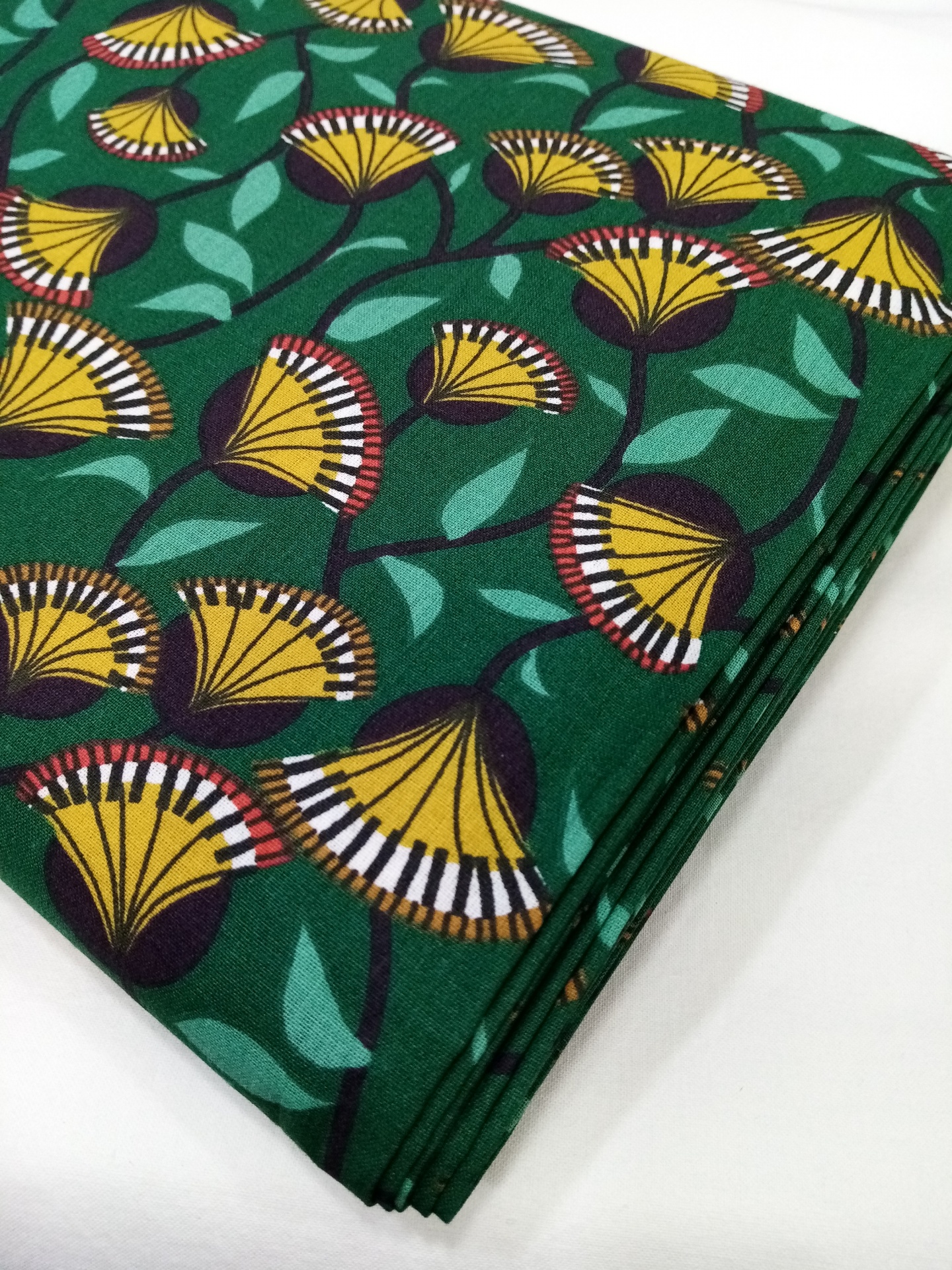 Pétalas Ocre em fundo verde Pétalas Ocre em fundo verde