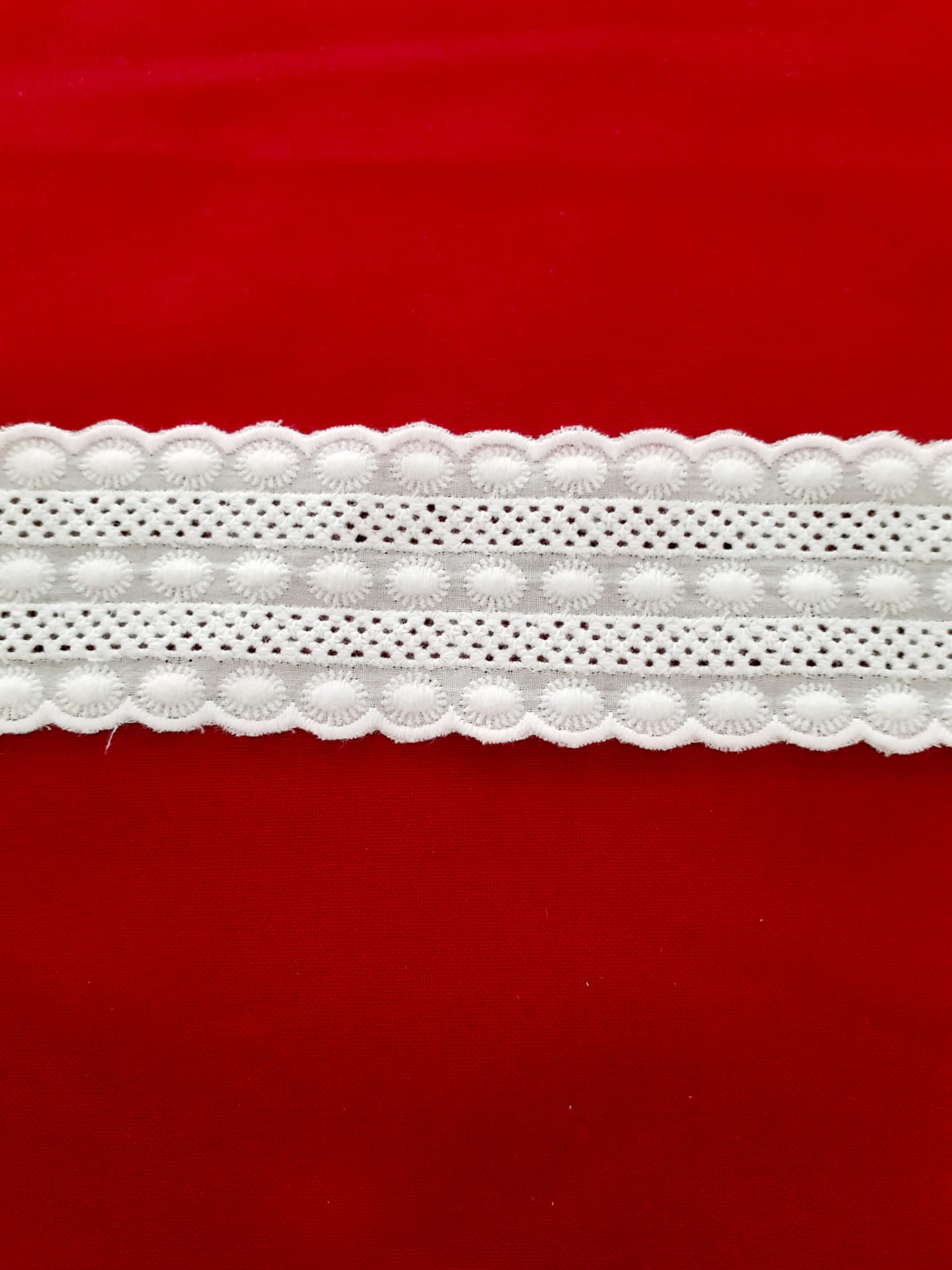 Entremeio com Bolas e Rendilhado Entremeio com Bolas e Rendilhado