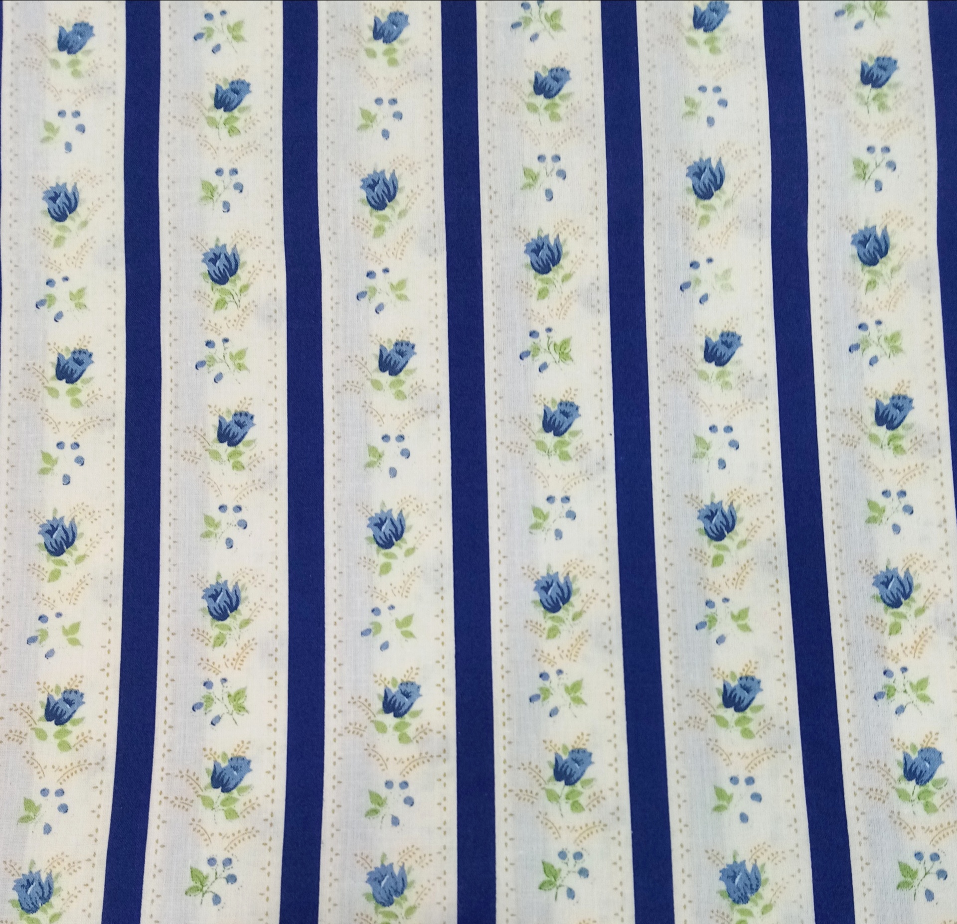 Chita com fundo pérola com riscas azuis Chita com fundo pérola com riscas azuis