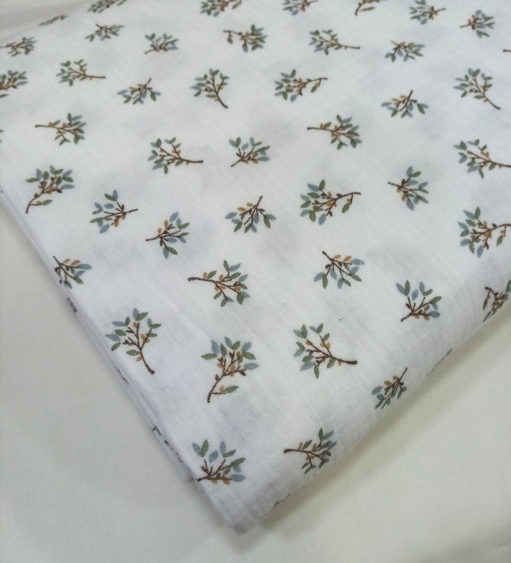 Musselina com ramos em tons de verde Musselina com ramos em tons de verde