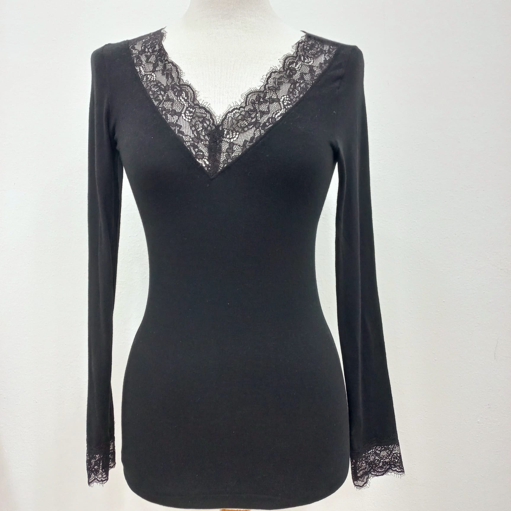 Camisola Caxemira e Modal com decote em renda Preto Camisola Caxemira e Modal com decote em renda Preto