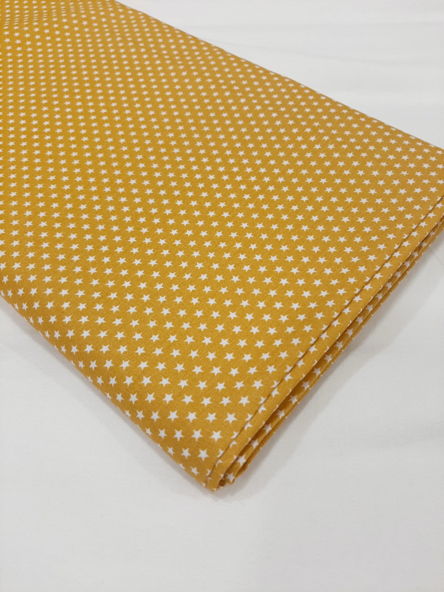 Estrelinhas em fundo mostarda Estrelinhas em fundo mostarda