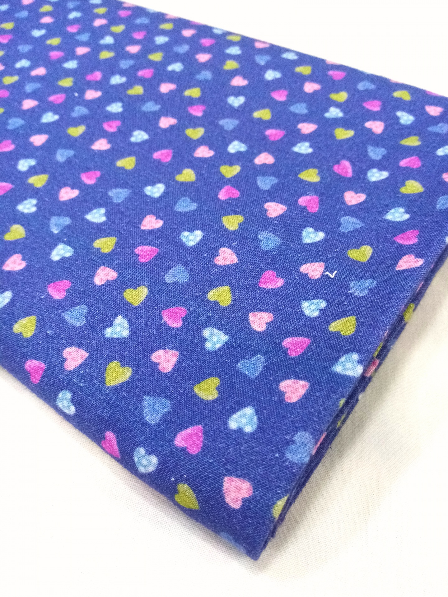 Corações coloridos em fundo azul Corações coloridos em fundo azul