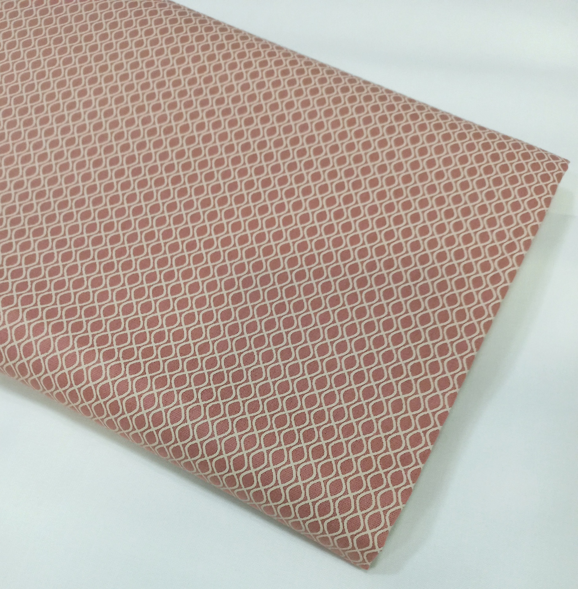 Geométrico com ondinhas beges em fundo salmão escuro Geométrico com ondinhas beges em fundo salmão escuro