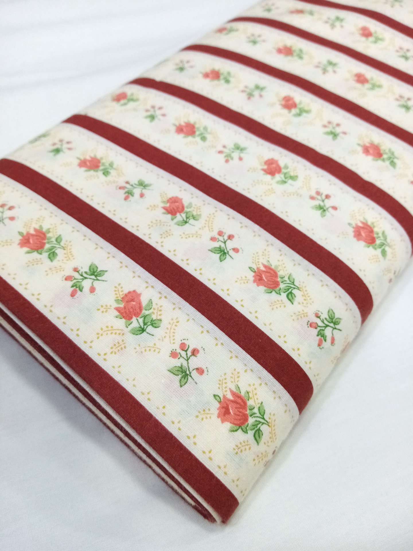 Chita com fundo pérola com riscas bordeaux Chita com fundo pérola com riscas bordeaux