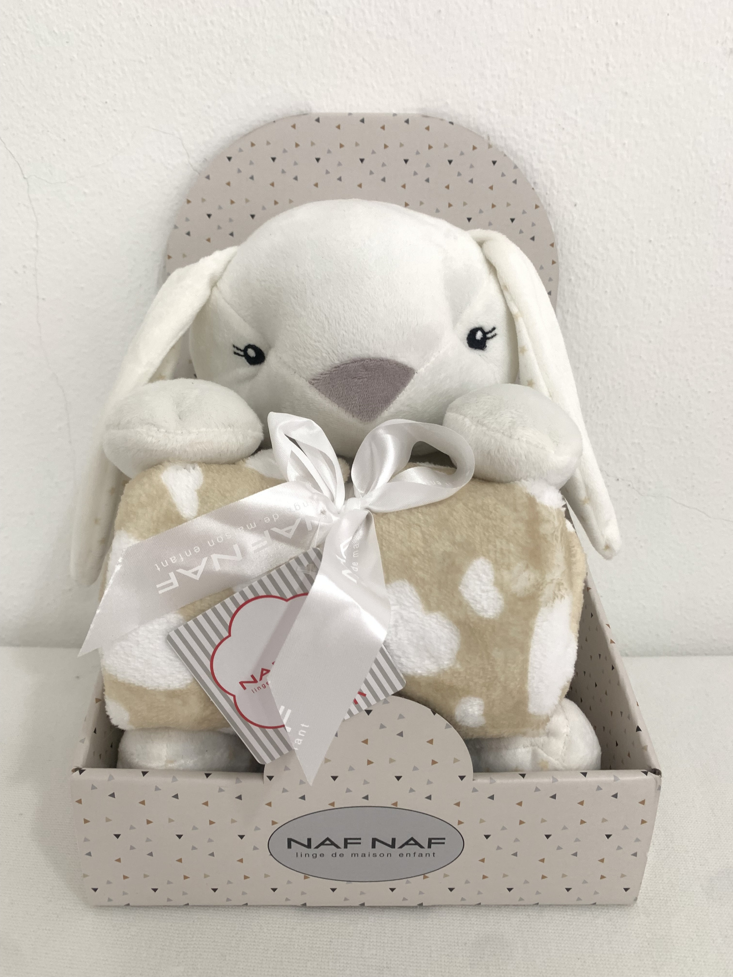 Coelhinho de peluche com mantinha creme Coelhinho de peluche com mantinha creme