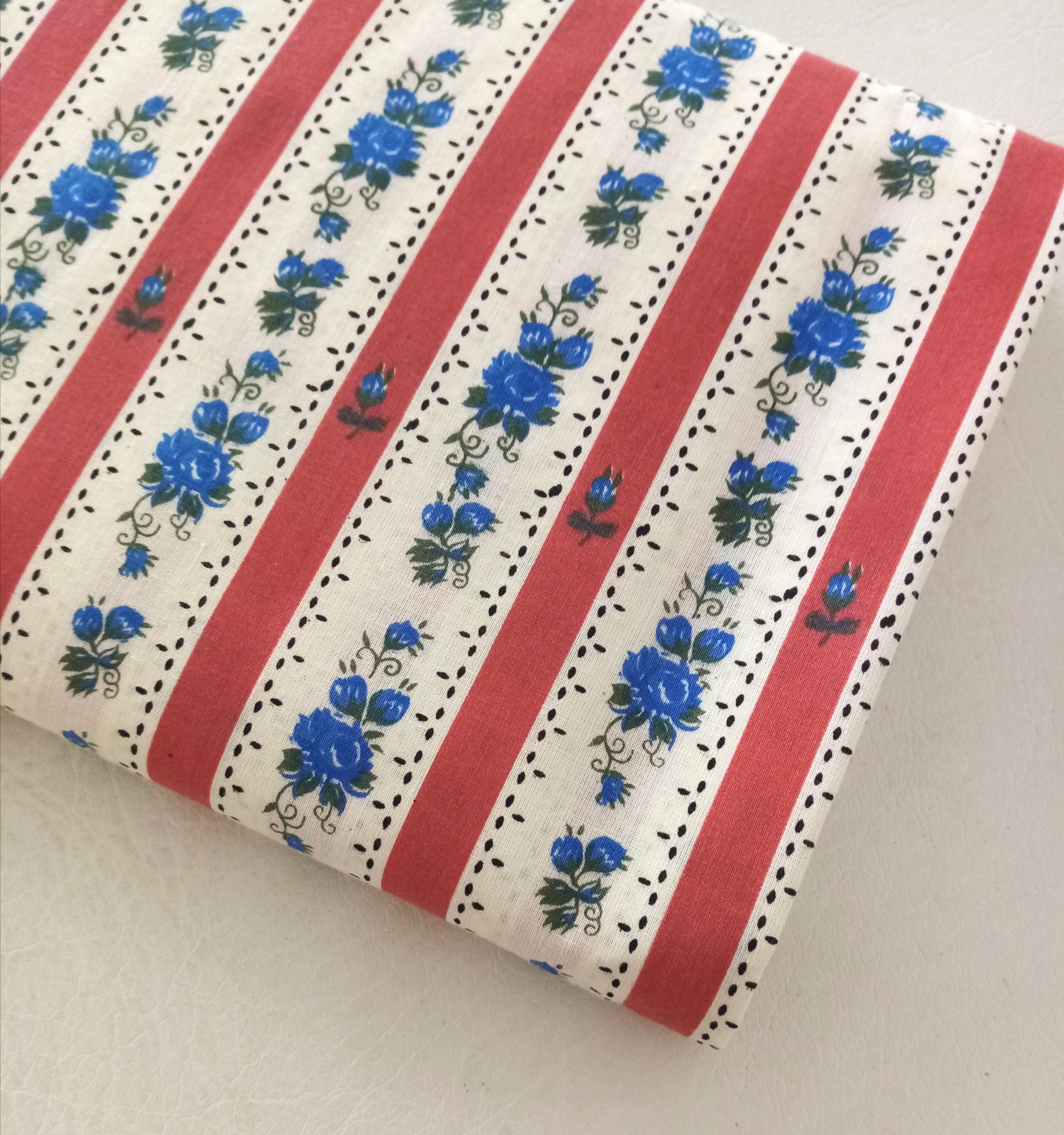 Chita com rosas e riscas telha Chita com rosas e riscas telha