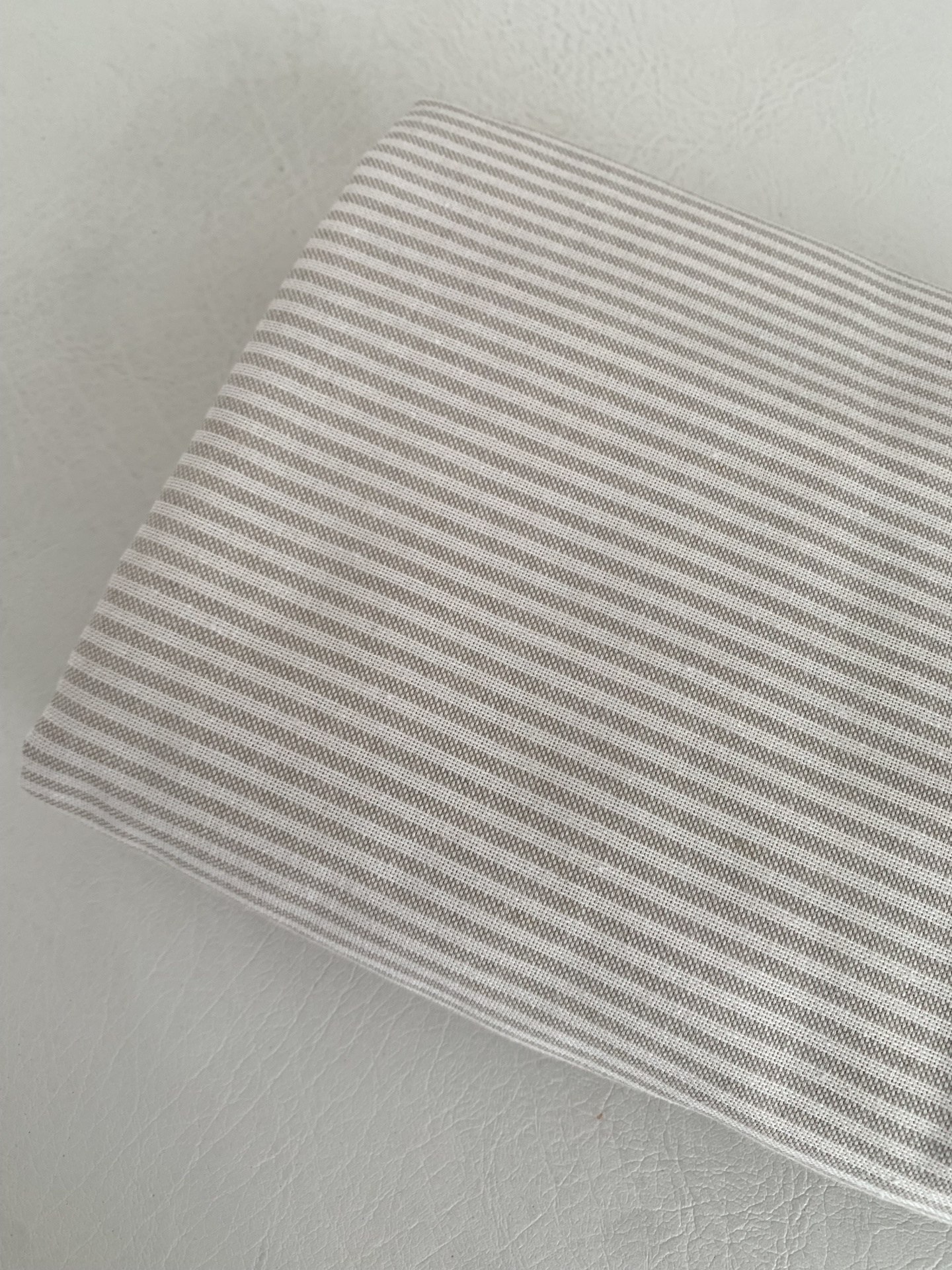 Linho Alentejano com risquinhas em pérola e beige Linho Alentejano com risquinhas em pérola e beige